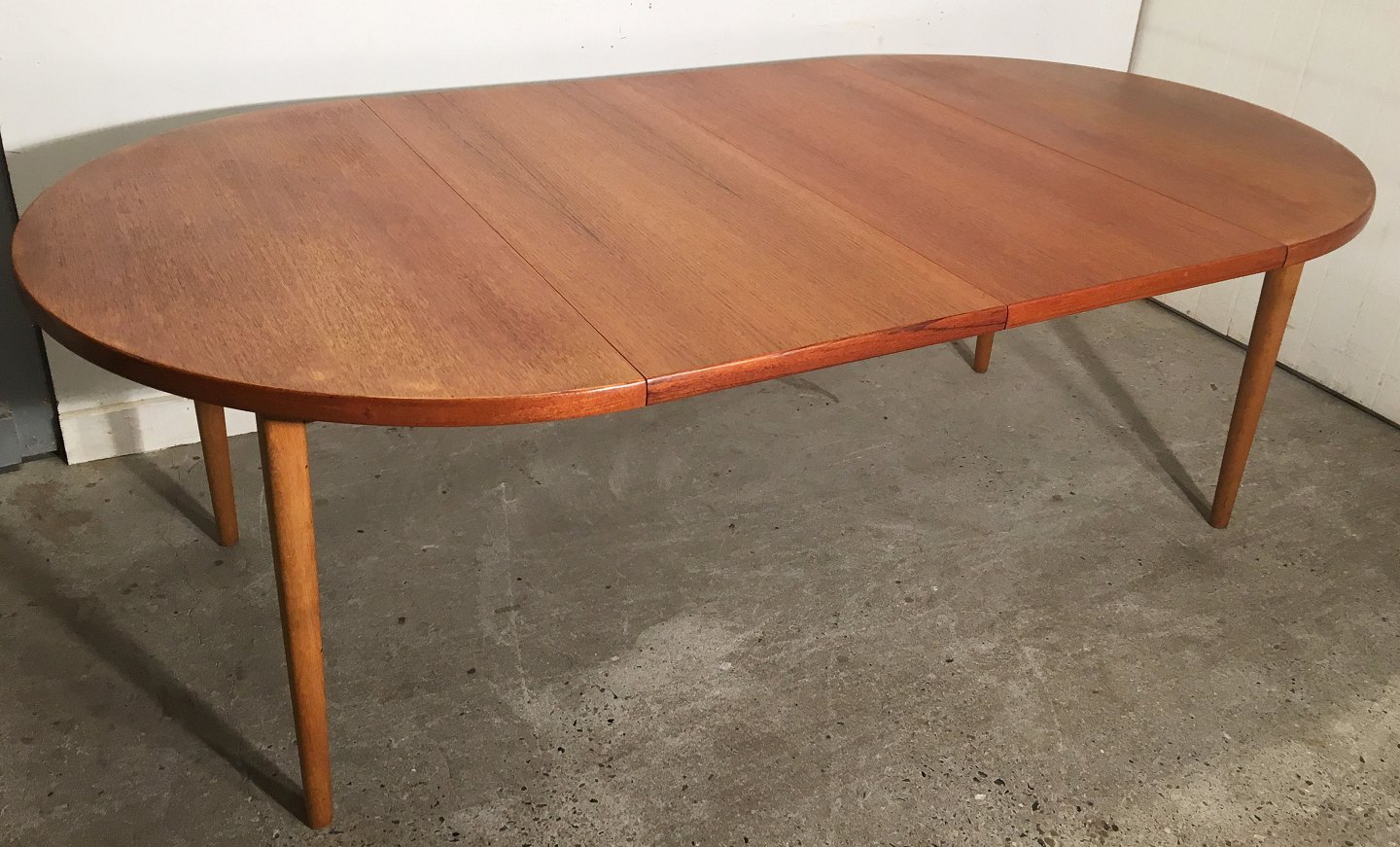 Worldantique.net around dining table . Ovalt spisebord teak