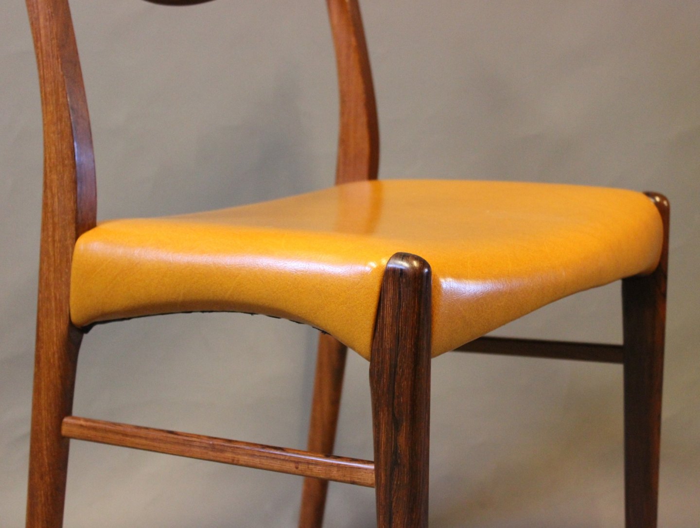 Worldantique.net a set of 6 dining chairs in rosewood and ... Spisestuestole læder