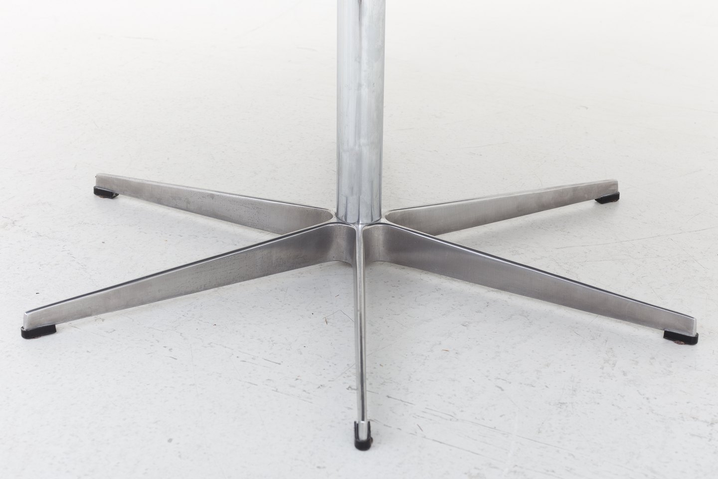 Worldantique.net arne jacobsen / fritz hansen round dining table ... Arne jacobsen spisestue