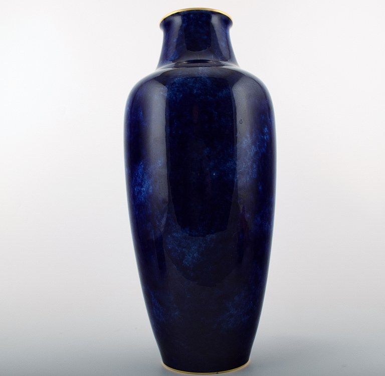 Stor Sevres gulvvase i porcelæn med blå glasur og guldkant.
