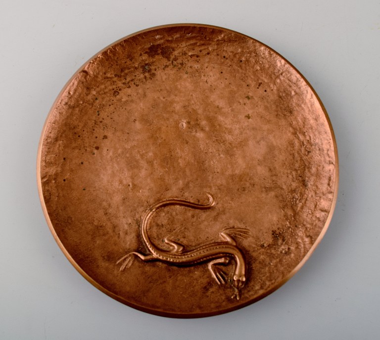 Tinos Bronze dish of massive patinated bronze cast with salamander.