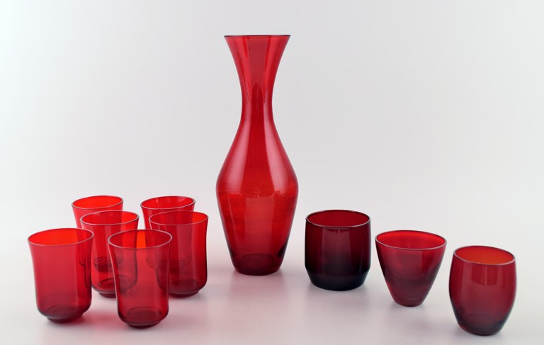 Parti røde kunstglas, 9 stk. drikkeglas, hedvin, likør glas og en karaffel.
Monica Bratt for  Reijmyre.