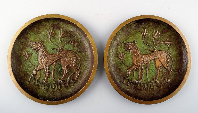 A pair of art deco Tinos Bronze dishes in massive patinated bronze.