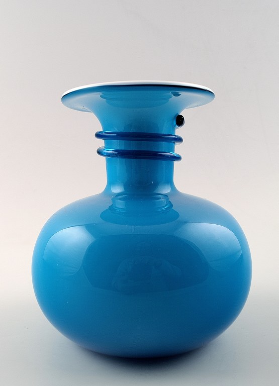 Per Lütken for Holmegaard, Carnaby vase fremstillet af blå og 
hvidt opalglas.
