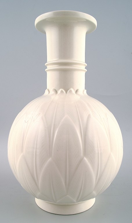 Arno Malinowski for Royal Copenhagen.
Vase in blanc de chine porcelain.