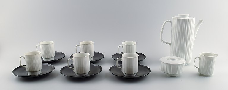 Tapio Wirkkala for Rosenthal Studio-line Porcelaine noire, 6 person mocha 
service in black and white porcelain, modern design, fluted. Designed in 1962.
