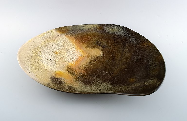 Hans Hedberg (1917-2007) Swedish ceramist.
Unique very large kidney shaped ceramic dish from Hedberg