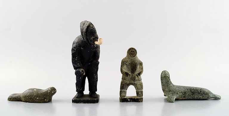 En samling grønlandica, bestående af fire grønlandske figurer af udskåret 
fedtsten.
Kungmiut, Øst-Grønland, én signeret "Dinyu.
