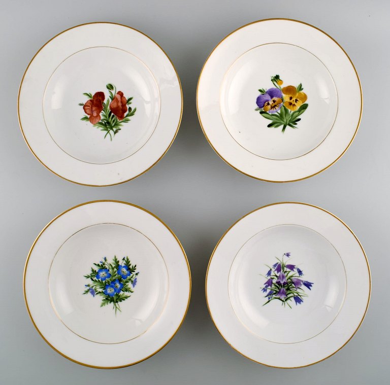 4 antikke Royal Copenhagen dybe tallerkener i flora danica stil.
