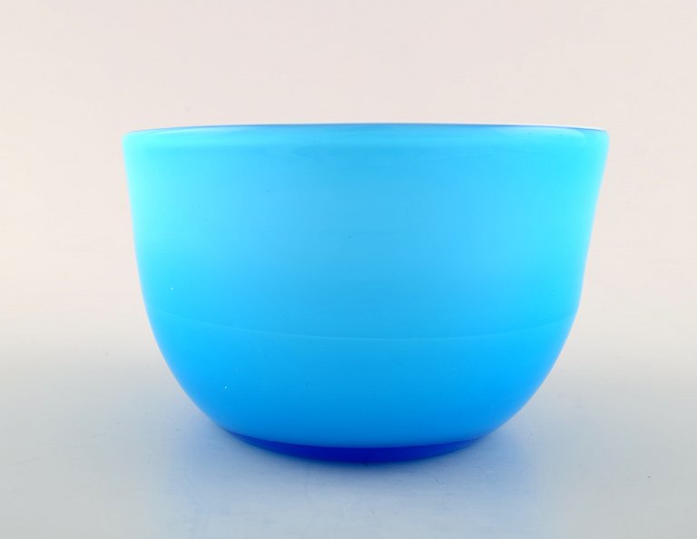 Holmegaard, Palet bowl made of turquoise and
white opal glass.