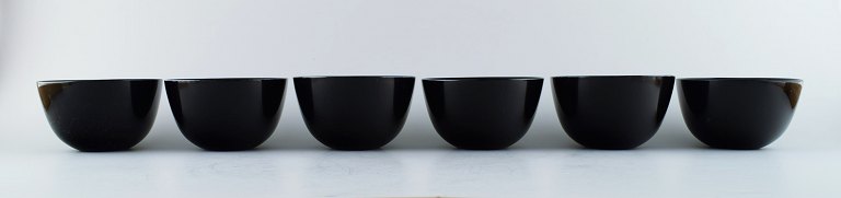 Orrefors "Colora" 6 bowls in art glass in black.
Designed by Sven Palmqvist.