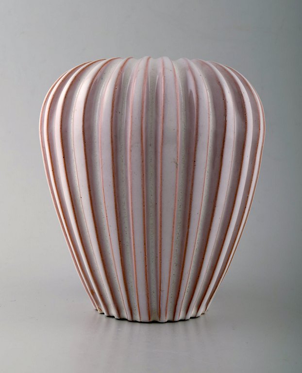 Ceramic vase from Eslau, Plain / ribbed design.

