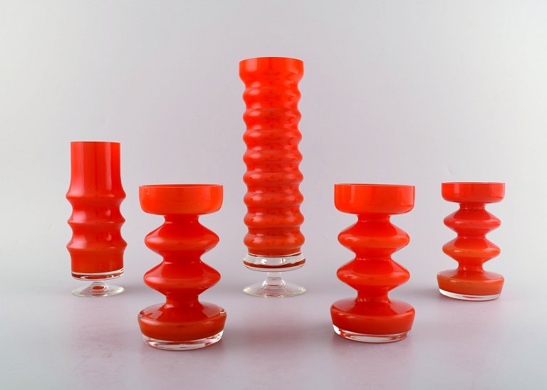 Samling svensk kunstglas, 5 orange vaser i moderne design.
