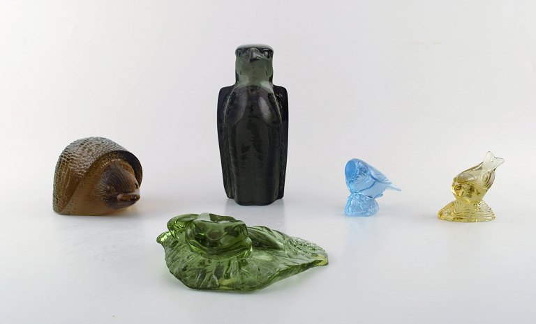 Paul Hoff for "Svenskt Glass". Five art glass figures in shape of a falcon, 
hedgehog, toad and two birds. WWF.
