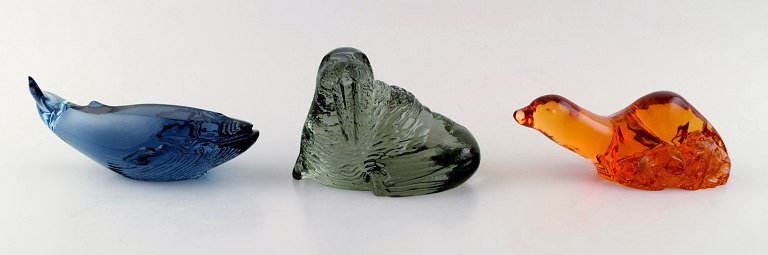 Paul Hoff for Svenskt glas. Tre figurer i form af blåhval, hvalros og sæl udført 
i kunstglas. WWF.
