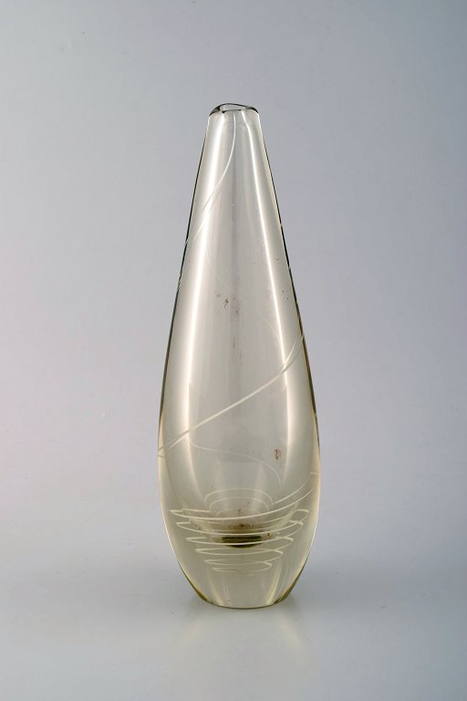 Mikko Helander for Humppila Lasi. Finsk kunstglas. Vase dekoreret med spiral.
