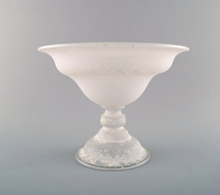 Large Murano bowl on foot / compote in mouth blown art glass, 1960s.
