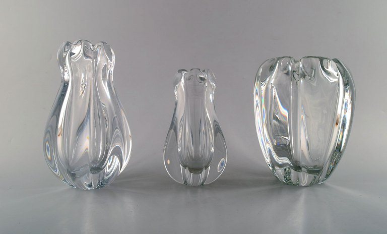 Vicke Lindstrand for Orrefors. Set of 3 "Stella Polaris" vases in mouth blown 
art glass. Mid-1900