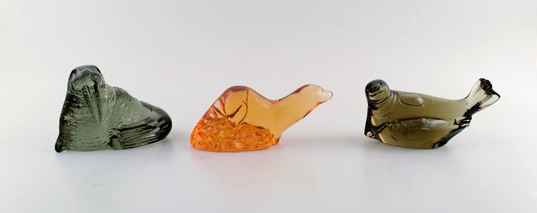 Paul Hoff for Svenskt glas, 3 figurer i form af sæl, søløve og hvalros udført i 
kunstglas. WWF.
