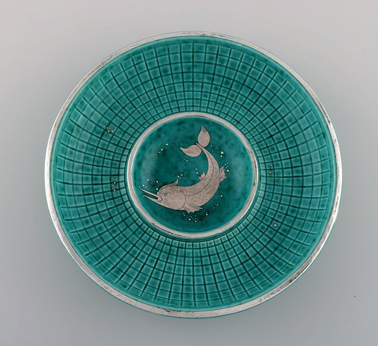 Wilhelm Kåge for Gustavsberg. Rare Argenta art deco bowl in glazed ceramics 
decorated with fish in silver inlay. Sweden 1940