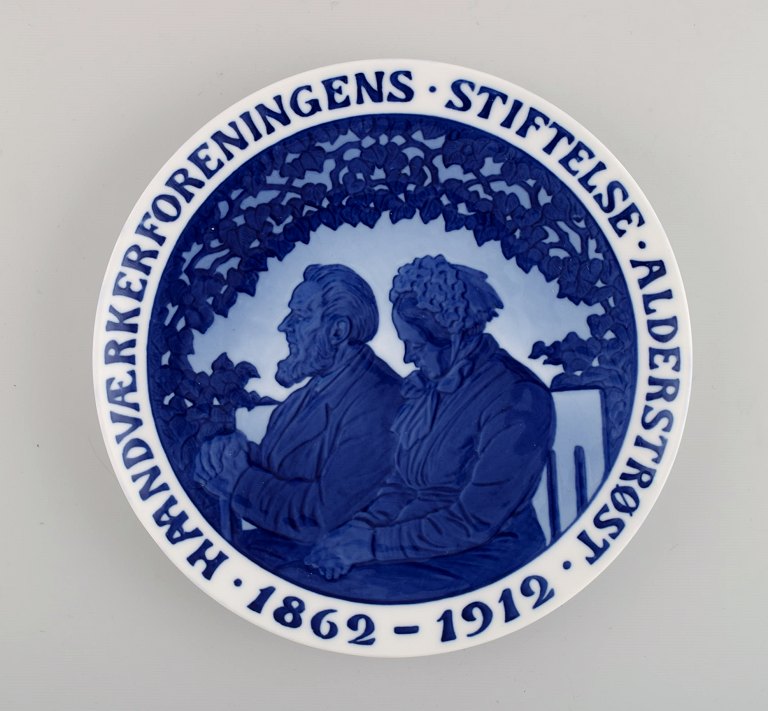 Sjælden Royal Copenhagen jubilæums- / erindringsplatte i porcelæn. Dateret 1912.

