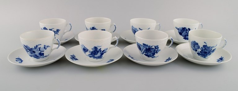 Otte Royal Copenhagen Blå Blomst Flettet kaffekopper med underkopper. Midt 
1900-tallet. Modelnummer 10/8261.
