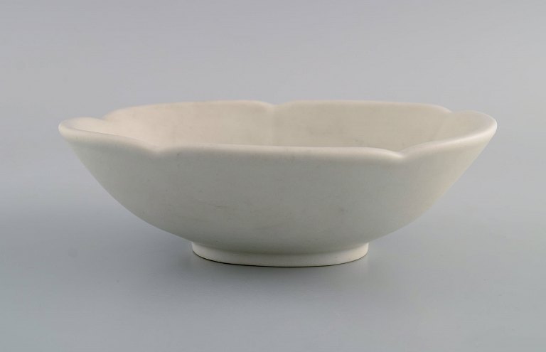 Gunnar Nylund for Rörstrand. Bowl in glazed ceramics. Beautiful glaze in light 
cream shades. Mid-20th century.
