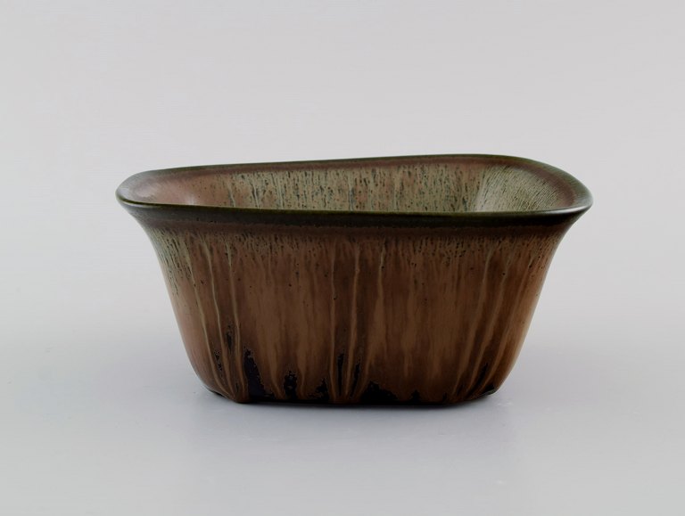 Gunnar Nylund (1904-1997) for Rörstrand. Bowl in glazed ceramics. Beautiful 
glaze in earth tones. Mid-20th century.
