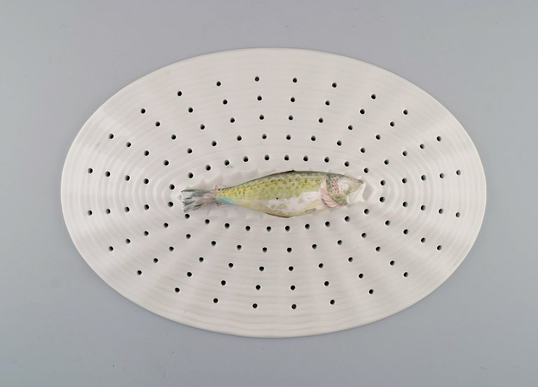 Large Royal Copenhagen fauna danica/flora danica porcelain fish strainer modeled 
with hand-painted fish. Dated 1951.
