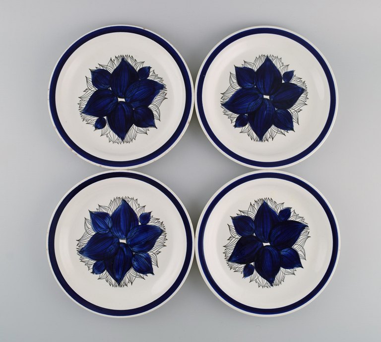Olle Alberius for Rörstrand. Four Pontus dinner plates in glazed stoneware with 
hand-painted floral motif. Swedish design, 1960s.
