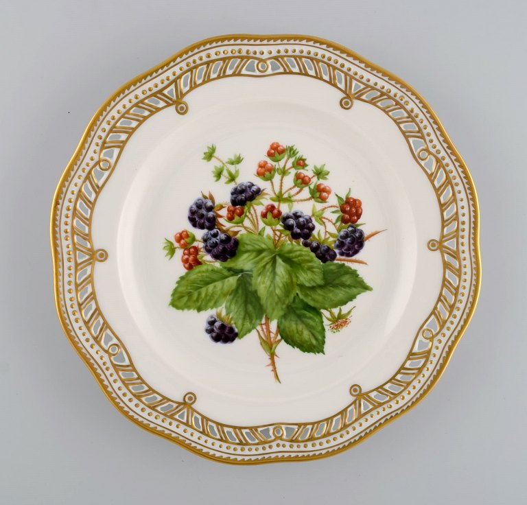 Royal Copenhagen Flora Danica frugttallerken i gennembrudt porcelæn med 
håndmalede bær og gulddekoration. Modelnummer 429/3584. Dateret 1968.
