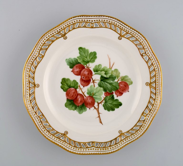Royal Copenhagen Flora Danica frugttallerken i gennembrudt porcelæn med 
håndmalede bær og gulddekoration. Modelnummer 429/3584. Dateret 1963.
