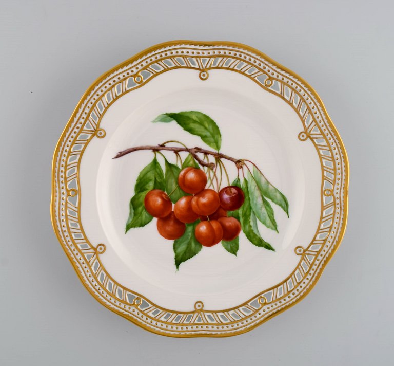 Royal Copenhagen Flora Danica fruit plate in openwork porcelain with 
hand-painted berries and gold decoration. Model number 429/3584. Dated 1965.

