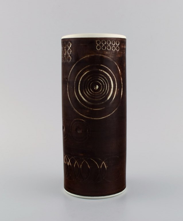 Olle Alberius for Rörstrand. Cylindrisk Sarek vase i håndmalet og glaseret 
keramik med geometriske mønstre. Svensk design, 1960/70