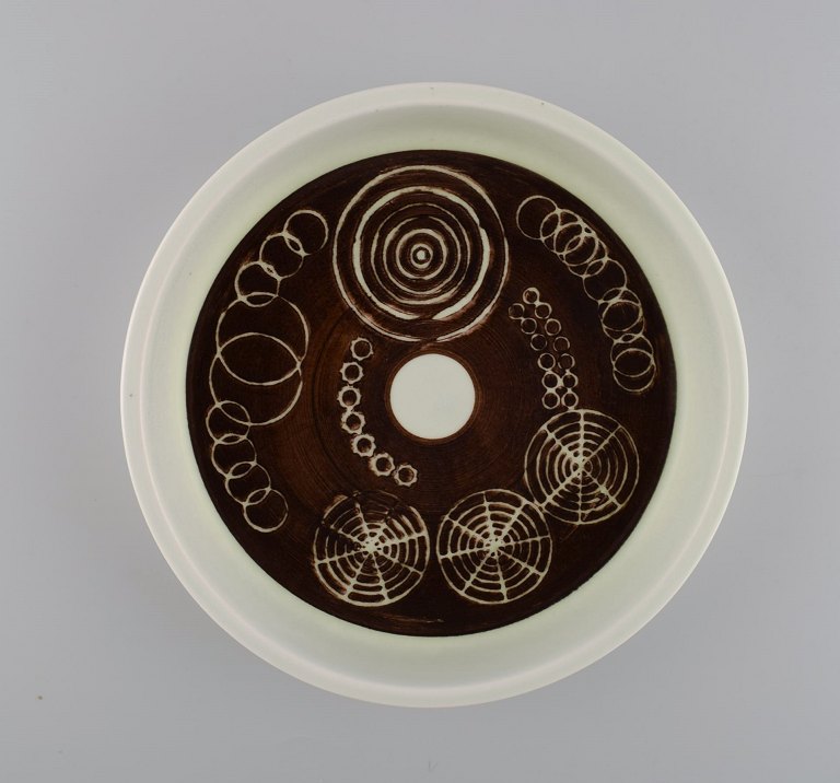 Olle Alberius for Rörstrand. Sarek dish / bowl in hand-painted and glazed 
ceramics with geometric patterns. Swedish design, 1960s/70s.
