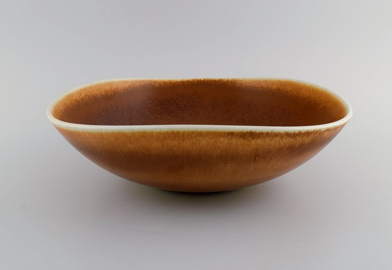 Berndt Friberg (1899-1981) for Gustavsberg Studiohand. Stor skål i glaseret 
keramik. Smuk glasur i brune nuancer. Dateret 1966.
