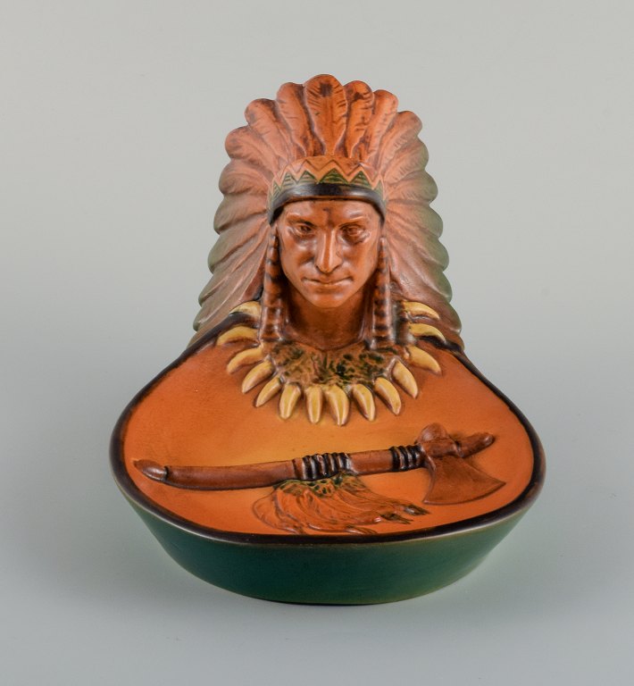 Ipsens, Denmark. Bowl in glazed ceramic with hand-painted chief.
Model 286.