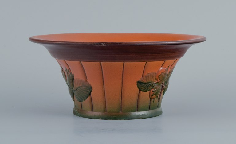 Ipsens Enke, skål med glasur i orange og grønne toner.
Modelnummer 132.