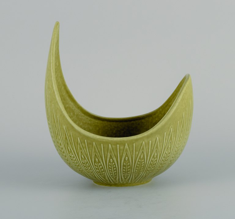 Gunnar Nylund (1904–1997) for Rörstrand. Rialto skål i keramik, organisk form 
med lysegrøn glasur.