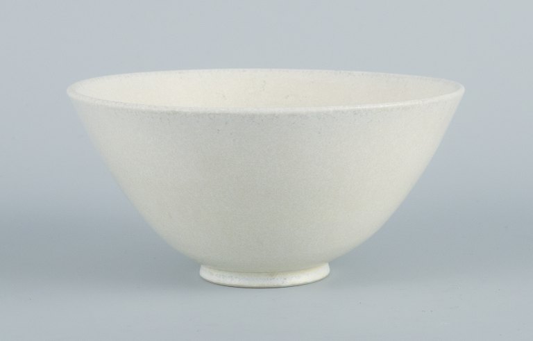 Gunnar Nylund (1904–1997) for Rörstrand, bowl in eggshell glaze.