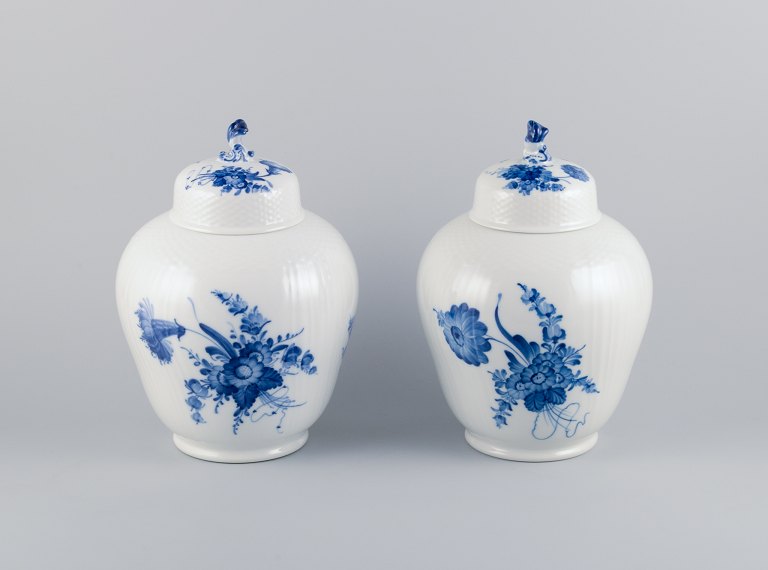 Royal Copenhagen Blå Blomst Svejfet, et par lågkrukker i porcelæn.
