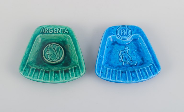 Rörstrand, two advertising ceramic ashtrays. Hand-decorated glaze in green and 
blue.