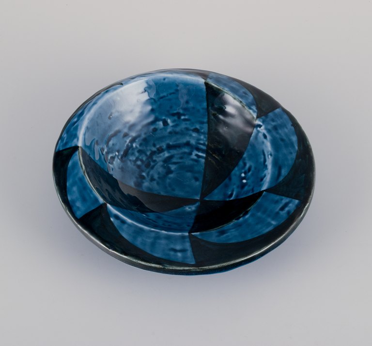 Vilhelm Bjerke Petersen (1909-1957) for Rörstrand, Sweden. Ceramic bowl in 
abstract style. Glaze in blue and green tones.