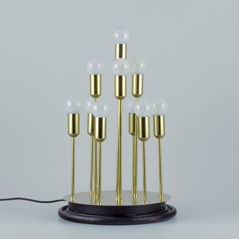 Sülken Leuchten, Tyskland, modernistisk designerlampe til ti pærer. 
Messing på sort træbund.