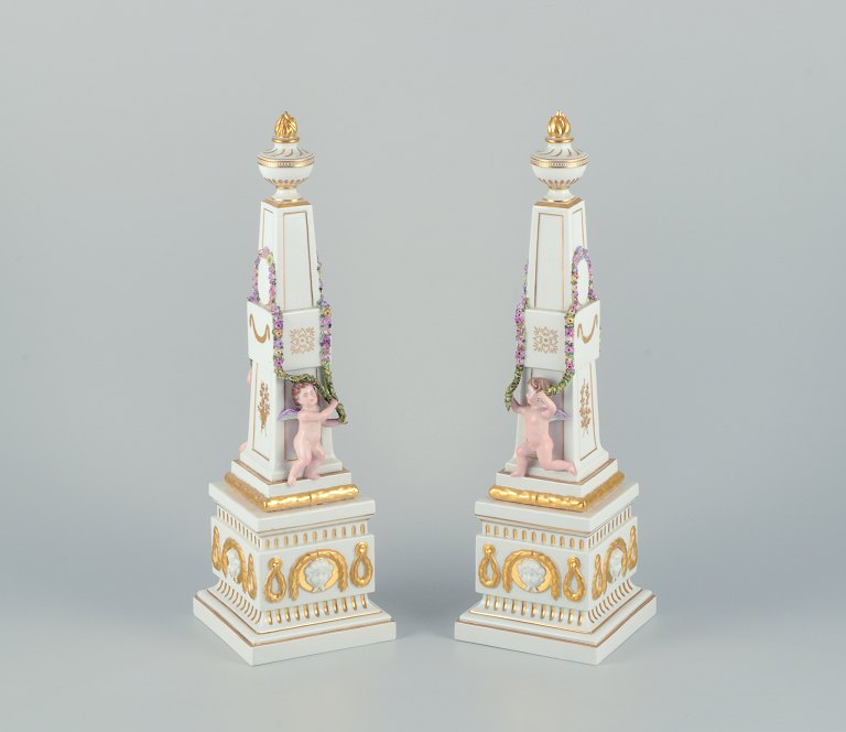 Royal Copenhagen Flora Danica, a pair of obelisks for table decoration.
Putti surrounded by garlands, budding flowers.