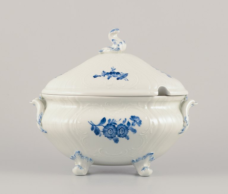 Royal Copenhagen, Juliane Marie Blue Flower. Large oval tureen with lid in white 
porcelain hand-painted with blue flowers.