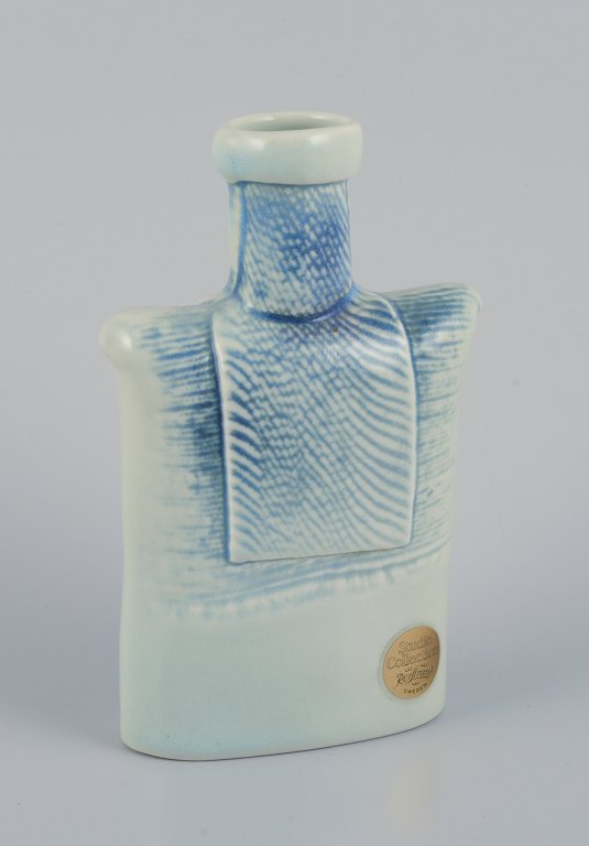 Suzanne Öhlén (f. 1953) for Rörstrand. Porcelænsvase med glasur i blålige 
nuancer.