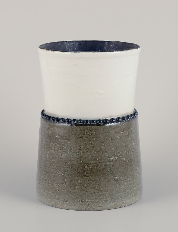 Sylvia Leuchovius (1915–2003) for Rörstrand Ateljé, Sweden. Ceramic vase with 
white and aubergine-colored glaze.