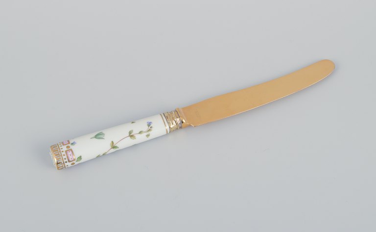 Royal Copenhagen Flora Danica/Georg Jensen. Dinner knife, hand-painted with 
Flora Danica motif.