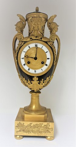 Sehr schöner und gepflegter vasenförmiger Kamin aus vergoldeter und patinierter 
Bronze. Höhe 43 cm. Produziert ca. 1810.